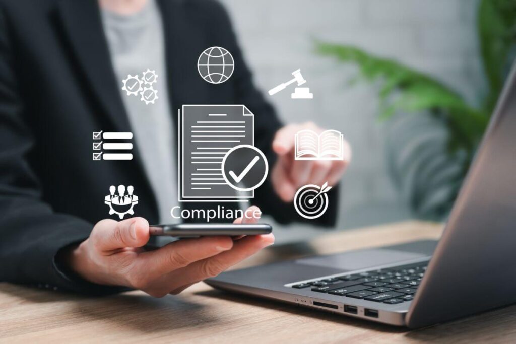 Osoba korzystająca z laptopa symbolizuje doradztwo prawne dla przedsiębiorców.