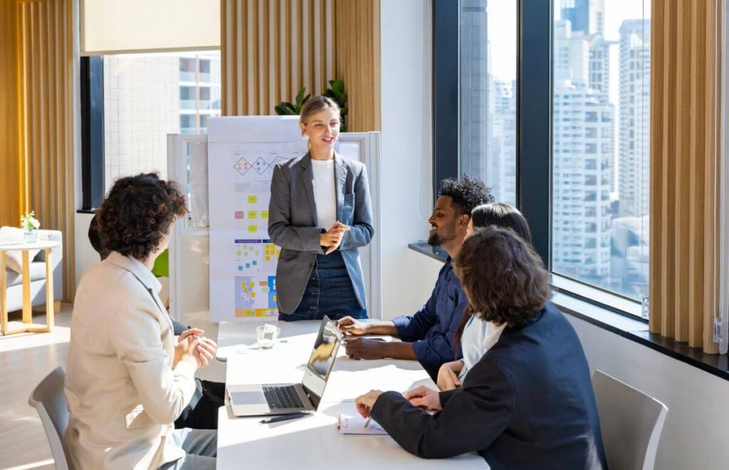 Grupa ludzi omawia strategie zakładania spółek w nowoczesnym biurze.