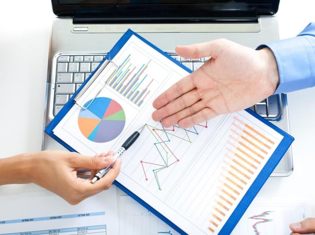 Restrukturyzacja firmy: kiedy warto ją wszcząć, opłata sądowa 1 000 zł, czas od kilku tygodni do kilkunastu miesięcy; potrzebna lista wierzycieli i finanse.